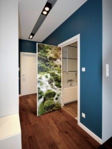 kolorowe drzwi z tapetą