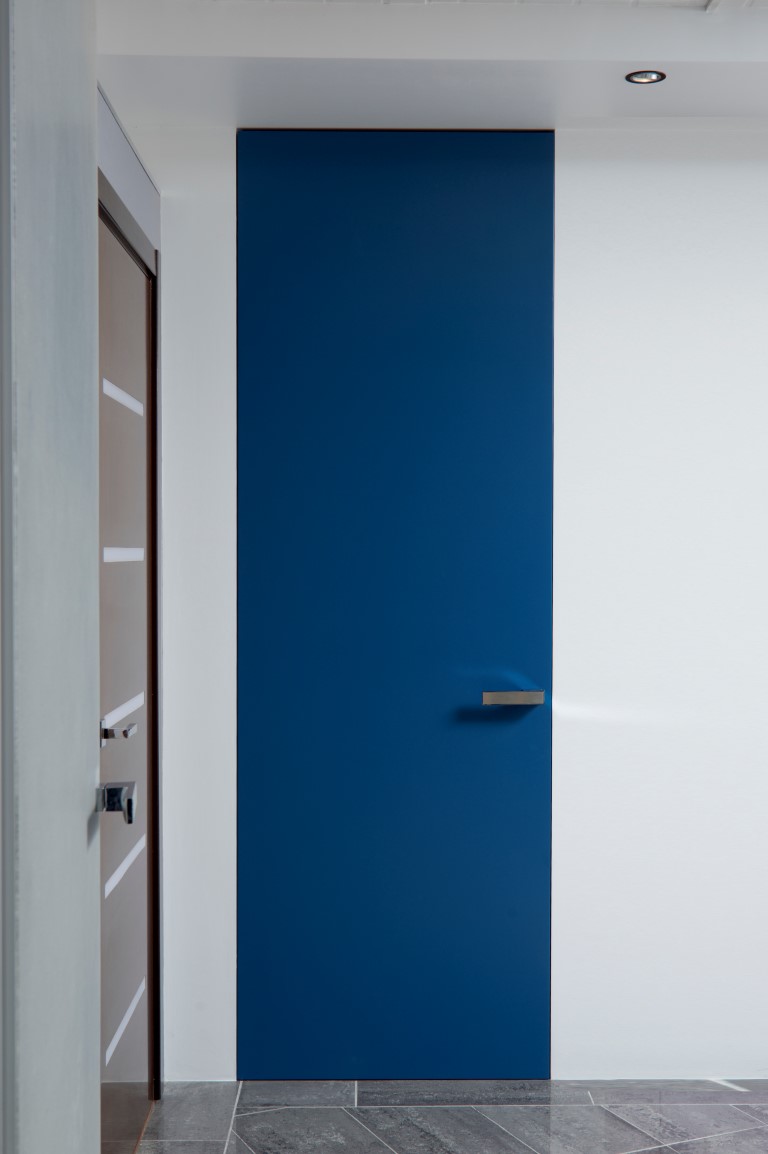 drzwi niebieskie, nowoczesne drzwi wysokie, kolorowe drzwi ukryte, drzwi błękitne, na wymiar, drzwi chabrowe