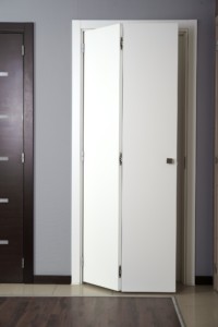 drzwi białe składane do salonu