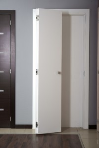 drzwi składane w kolorze białym