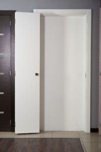 białe drzwi składane do salonu