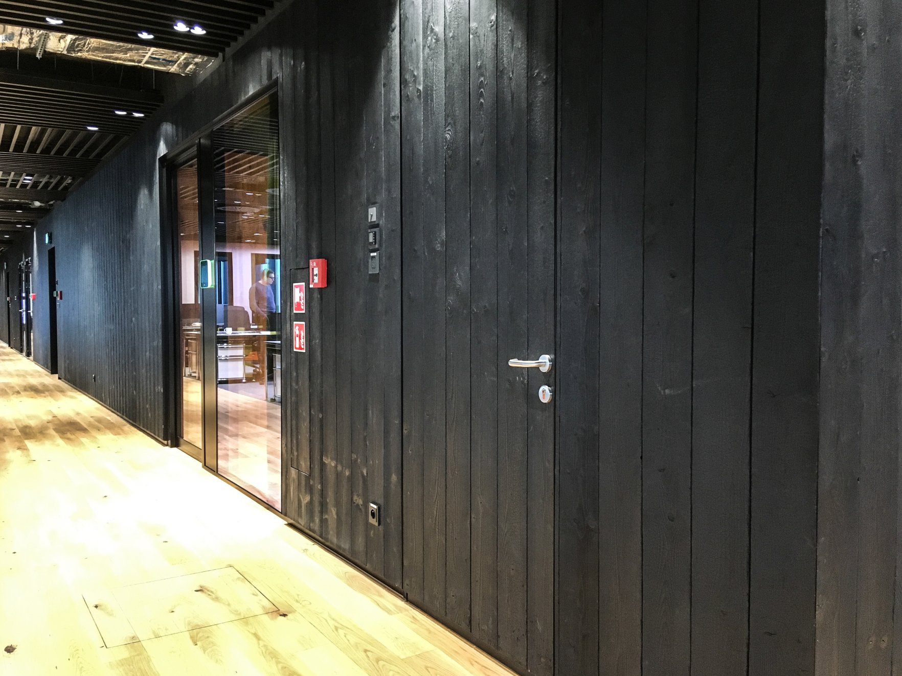 czarne drewniane drzwi do biur