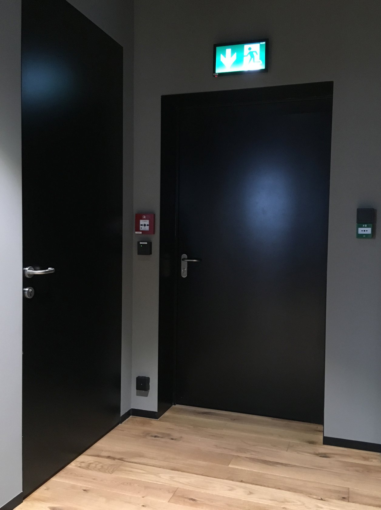czarne drzwi do biura