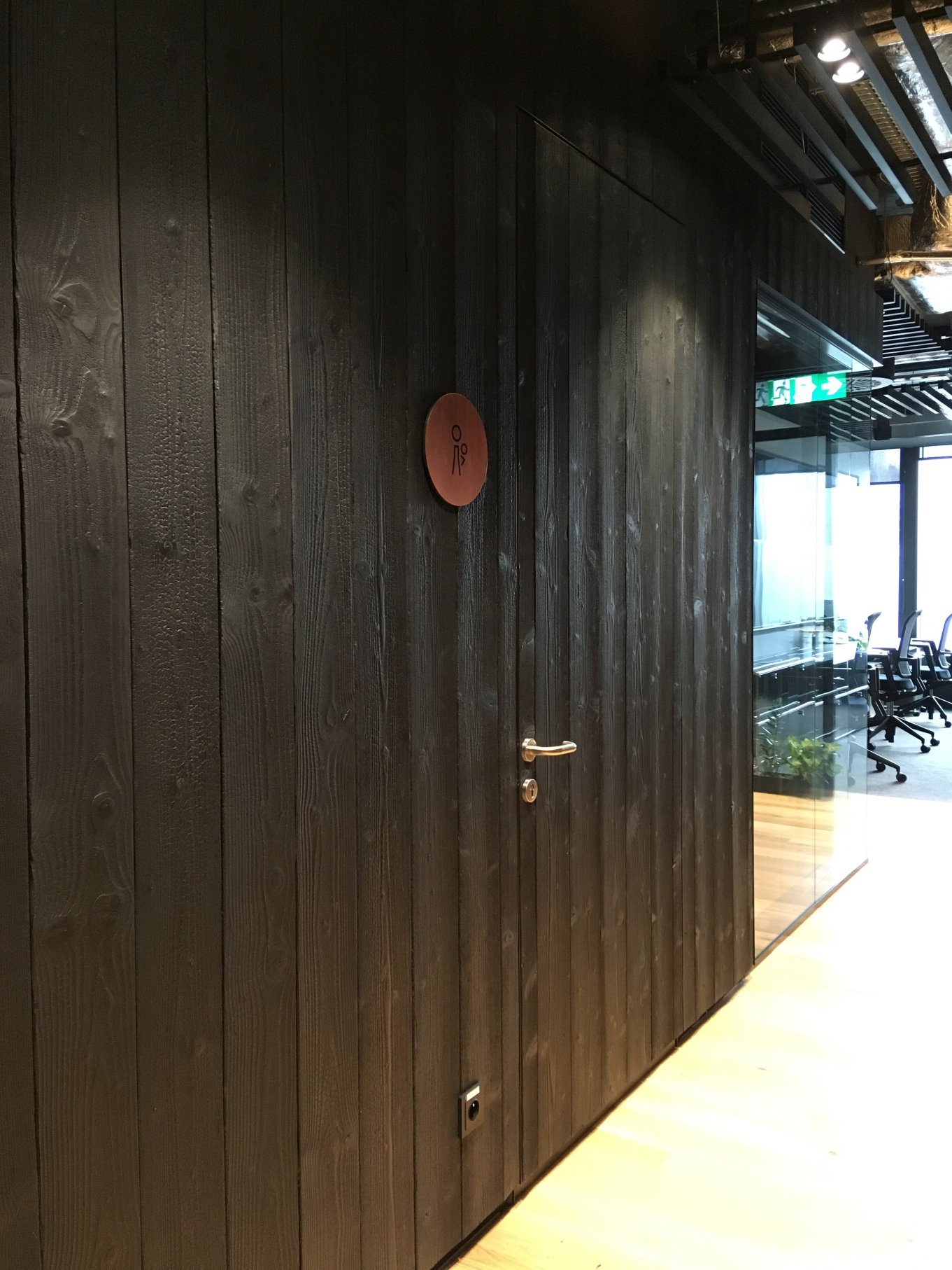 drewniane czarne drzwi do biura