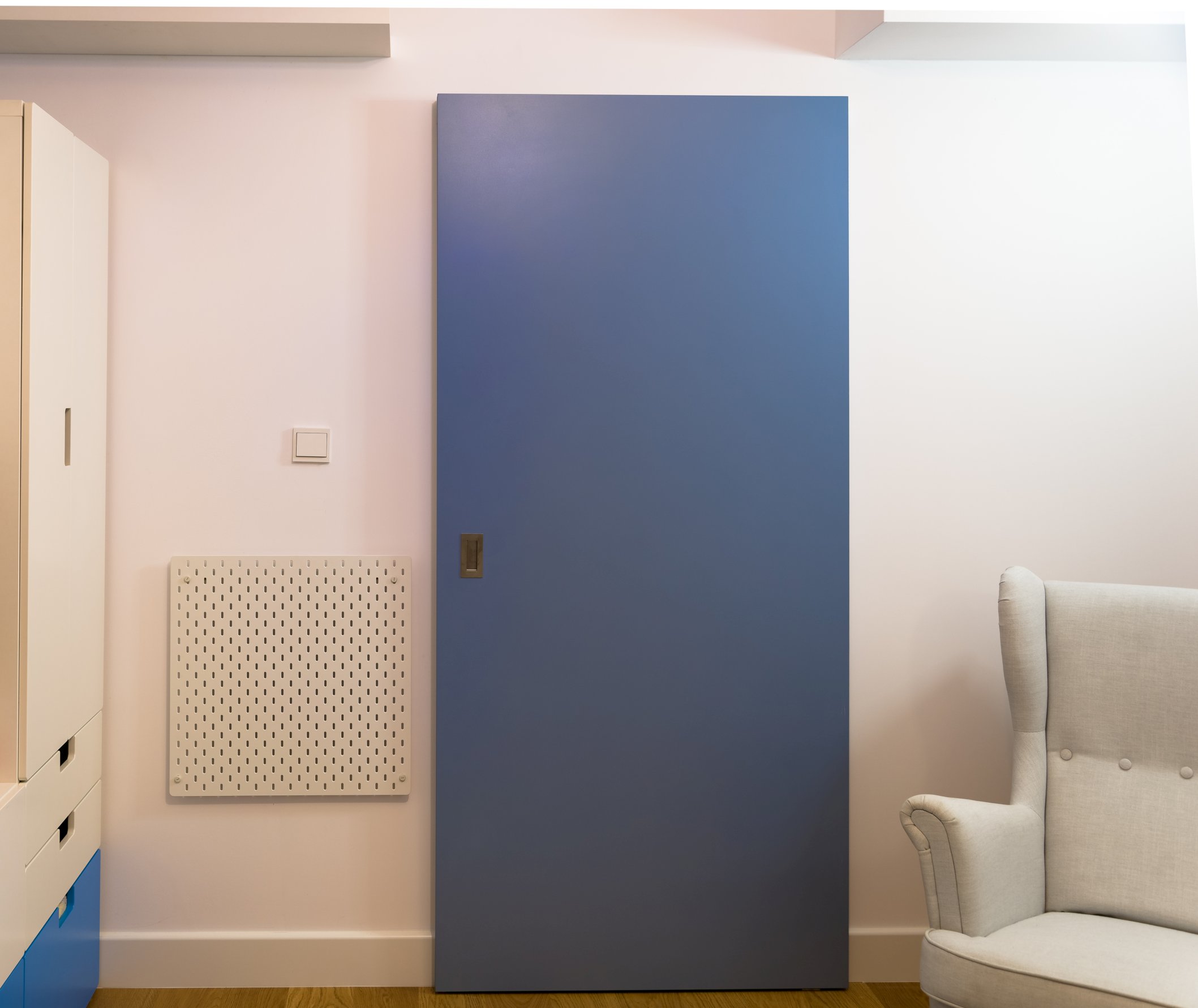 Drzwi przesuwne kolor niebieski w pokoju