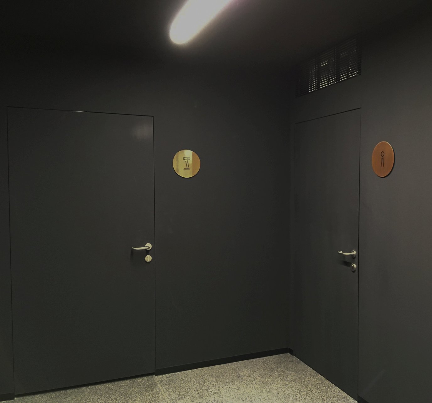 Drzwi ukryte do toalety grafit