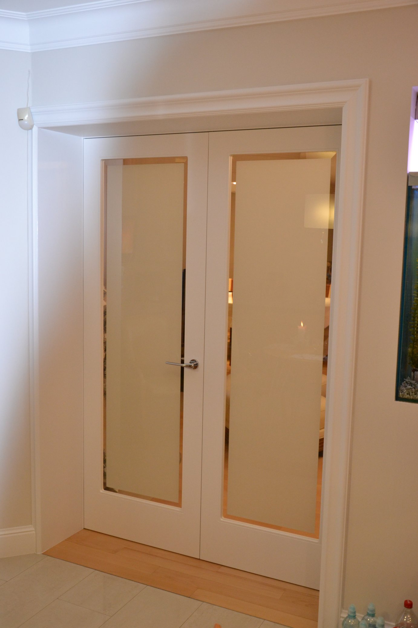 Drzwi wewnętrzne dwuskrzydłowe w salonie