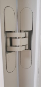 białe ukryte zawiasy do drzwi